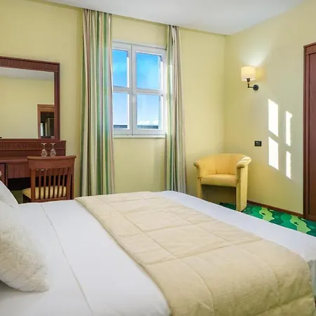 Guest house In Guest - Cozy Park View With Breakfast Included